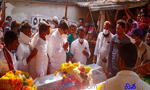 పండగ పూట విషాదం.. రోడ్డు ప్రమాదంలో తండ్రీ, కొడుకులు మృతి