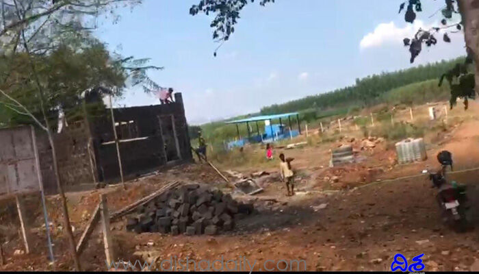 ప్రసాదంగా మారిన ప్రభుత్వ భూమి.. మౌనంగా స్థానిక అధికారులు ప్రసాదంగా మారిన ప్రభుత్వ భూమి.. మౌనంగా స్థానిక అధికారులు