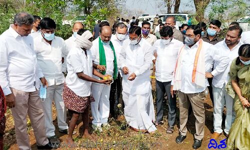 బోరున విల‌పిస్తూ మంత్రుల కాళ్ల మీద పడ్డ రైతులు (వీడియో)