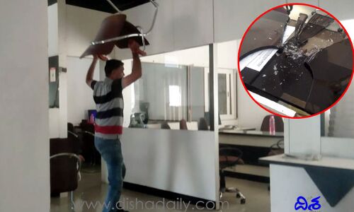 ఫైనాన్స్ ఆఫీసులో ఏజెంట్ వీరంగం.. డబ్బులు ఇవ్వడం లేదనీ ఫర్నీచర్ ధ్వంసం