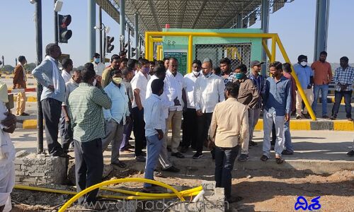 భూములు కోల్పోయిన వారికి ఉద్యోగాల్లేవ్.. టోల్ ప్లాజా వద్ద రైతుల నిరసన
