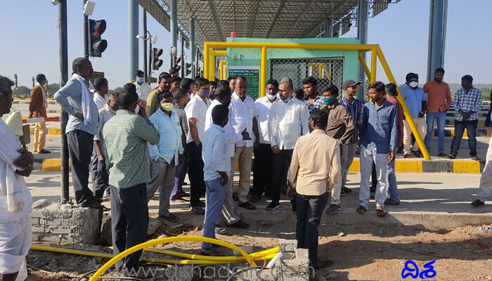 భూములు కోల్పోయిన వారికి ఉద్యోగాల్లేవ్.. టోల్ ప్లాజా వద్ద రైతుల నిరసన భూములు కోల్పోయిన వారికి ఉద్యోగాల్లేవ్.. టోల్ ప్లాజా వద్ద రైతుల నిరసన
