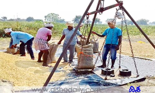 యాసంగికి పెట్టుబడి లేక క‌ష్టాలు.. ధాన్యం డ‌బ్బుల‌ కోసం ఎదురుచూపులు