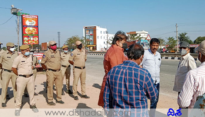 ఉలిక్కిపడ్డ షాద్నగర్.. భారీగా అక్రమ నిర్మాణాలు కూల్చివేత ఉలిక్కిపడ్డ షాద్నగర్.. భారీగా అక్రమ నిర్మాణాలు కూల్చివేత