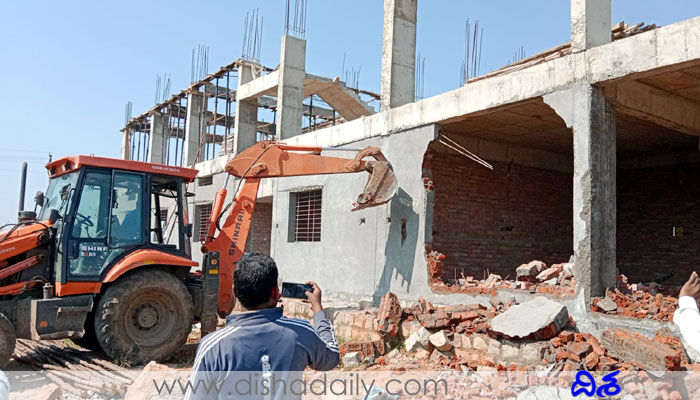 ఉలిక్కిపడ్డ షాద్నగర్.. భారీగా అక్రమ నిర్మాణాలు కూల్చివేత ఉలిక్కిపడ్డ షాద్నగర్.. భారీగా అక్రమ నిర్మాణాలు కూల్చివేత