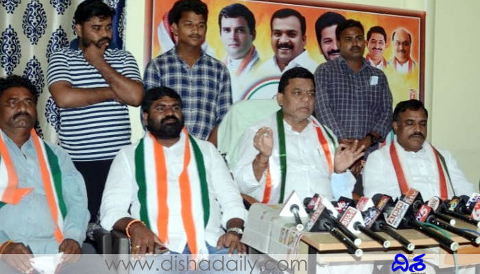 టీఆర్ఎస్కు ప్రజలే బుద్ధి చెబుతారు: బలరాం నాయక్ టీఆర్ఎస్కు ప్రజలే బుద్ధి చెబుతారు: బలరాం నాయక్