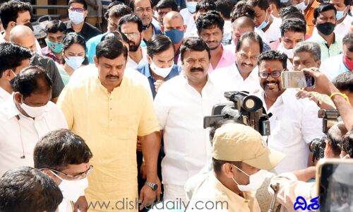 మంత్రి, ఎమ్మెల్యేకు మాస్కు అవసరం లేదా..?