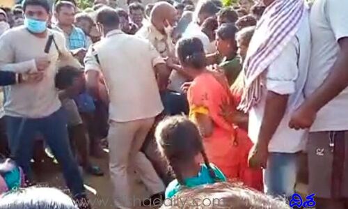 మైనర్ బాలికపై అత్యాచారయత్నం.. ఊరికి పిలిపించి కొట్టిన గ్రామస్తులు