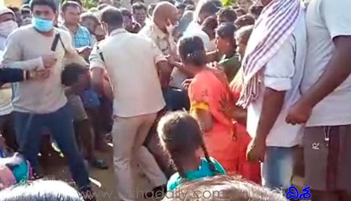 మైనర్ బాలికపై అత్యాచారయత్నం.. ఊరికి పిలిపించి కొట్టిన గ్రామస్తులు మైనర్ బాలికపై అత్యాచారయత్నం.. ఊరికి పిలిపించి కొట్టిన గ్రామస్తులు