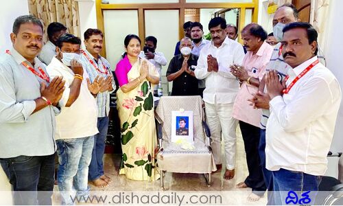 నేతాజీ సేవలకు ప్రతీ భారతీయుడు గర్వపడాలి