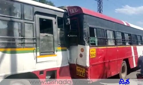 Breaking News: రెండు ఆర్టీసీ బ‌స్సులు ఢీ