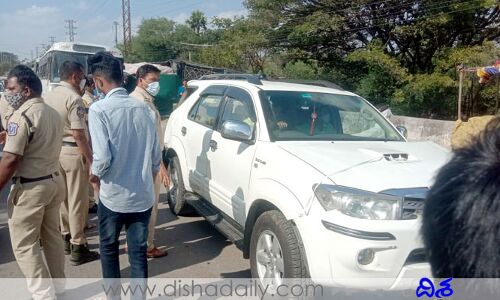 డబ్బులు ఇవ్వనందుకు.. యువకుడిపై కత్తులతో దాడి