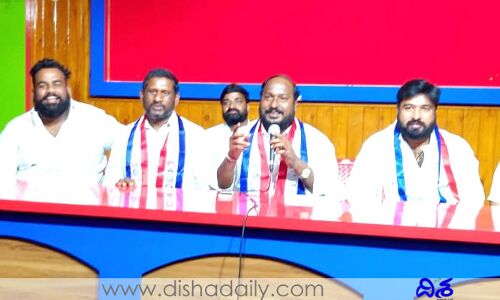 కరోనా కేవలం స్కూళ్లలోనే ఉందా.. జాజుల శ్రీనివాస్ సెటైర్