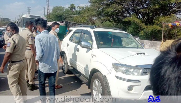 డబ్బులు ఇవ్వనందుకు.. యువకుడిపై కత్తులతో దాడి డబ్బులు ఇవ్వనందుకు.. యువకుడిపై కత్తులతో దాడి