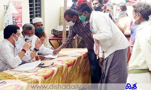 లబ్ధిదారుల ఎంపికలో అవకతవకలు.. అధికారులపై భూ నిర్వాసితుల ఆగ్రహం