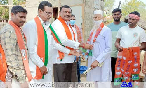 ములుగులో కాంగ్రెస్, టీఆర్ఎస్‌కు భారీ షాక్