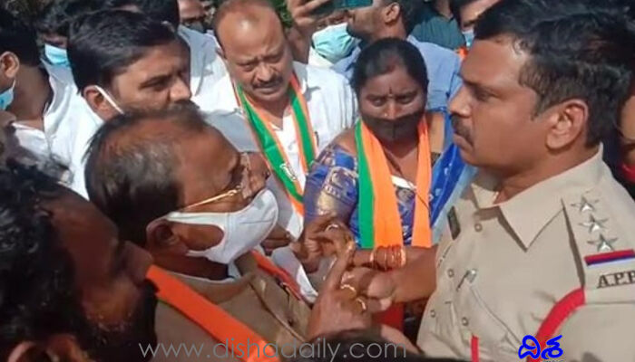 నందమూరు లో ఉద్రిక్తత.. బీజేపీ నేతల అరెస్ట్ నందమూరు లో ఉద్రిక్తత.. బీజేపీ నేతల అరెస్ట్