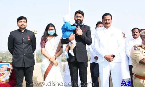 ఓ చేతిలో బిడ్డ.. మరో చేతిలో మైకు గణతంత్ర వేడుకల్లో కలెక్టర్ జితేష్ వి పాటిల్