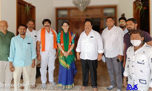 ఎన్ఆర్ఐ బాలాత్రిపురసుందరి ని సన్మానించిన మిడ్జిల్ బీజేపీ నాయకులు