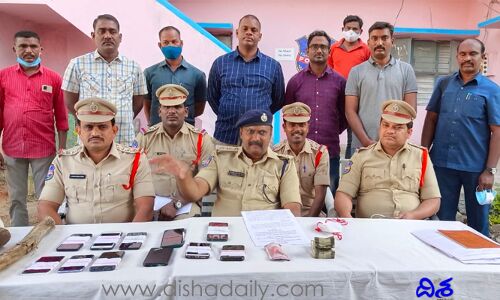 హత్య మిస్టరీని ఛేదించిన పోలీసులు.. పరారీలో హంతకులు