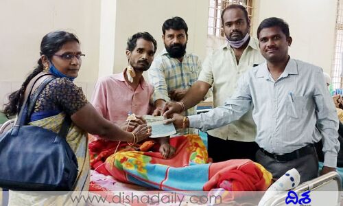 22 ఏళ్ల కిందట కలిసి చదువుకున్న మిత్రులు.. ఆపదలో ఆదుకున్నరు