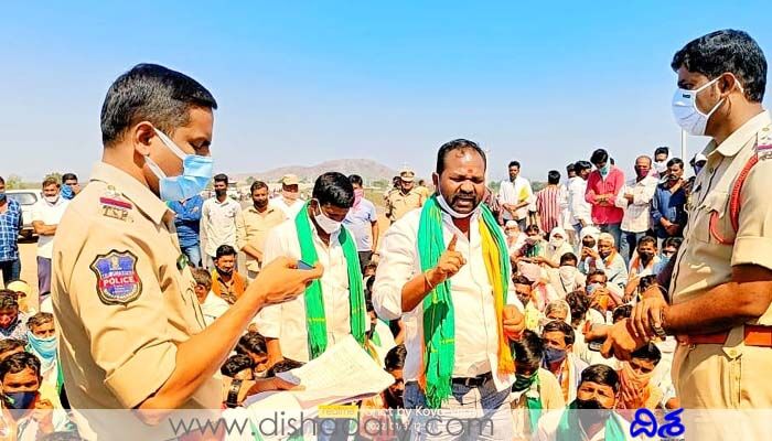 నేషనల్ హైవే దిగ్బంధం చేసిన బీజేపీ.. మద్దతు తెలిపిన తుడుందెబ్బ నాయకులు నేషనల్ హైవే దిగ్బంధం చేసిన బీజేపీ.. మద్దతు తెలిపిన తుడుందెబ్బ నాయకులు