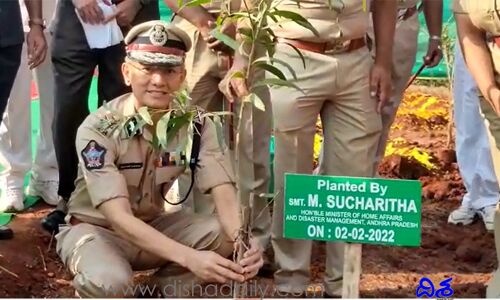 మియావాకి పద్ధతిలో మొక్కలు నాటే కార్యక్రమం.. హాజరైన మంత్రి సుచరిత