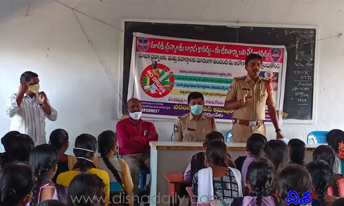 మాదక ద్రవ్యాల మత్తులో పడొద్దు.. విద్యార్థులకు సూచనలు చేసిన సీఐ