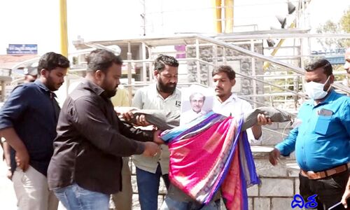 కేసీఆర్‌ బొమ్మకు గాజులు తొడిగి, చీర కట్టి నిరసన