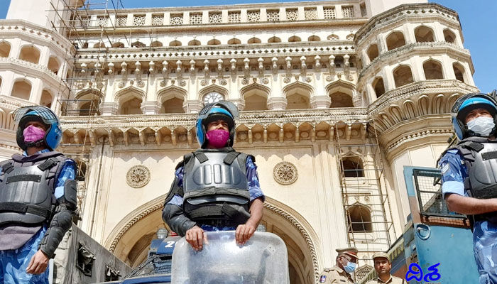 చార్మినార్ వద్ద ముస్లింల నిరసన.. పాతబస్తీలో భారీ పోలీస్ బందోబస్తు చార్మినార్ వద్ద ముస్లింల నిరసన.. పాతబస్తీలో భారీ పోలీస్ బందోబస్తు