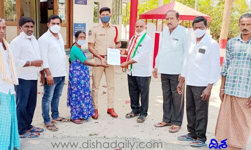 ముఖ్యమంత్రి కేసీఆర్‌పై పోలీస్ కంప్లైంట్