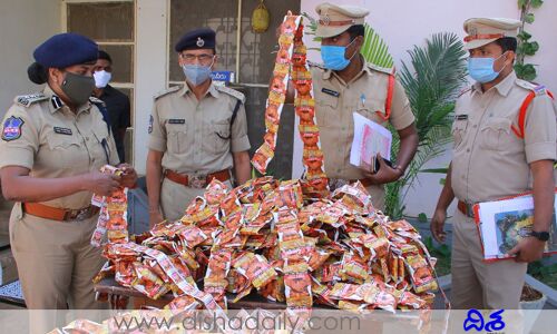 ఆ వ్యాపారం చేస్తున్న భార్యాభర్తలు.. సడన్ ఎంట్రీ ఇచ్చిన పోలీసులు  