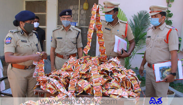 ఆ వ్యాపారం చేస్తున్న భార్యాభర్తలు.. సడన్ ఎంట్రీ ఇచ్చిన పోలీసులు ఆ వ్యాపారం చేస్తున్న భార్యాభర్తలు.. సడన్ ఎంట్రీ ఇచ్చిన పోలీసులు