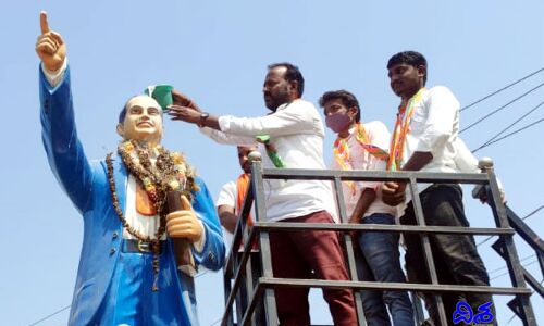 ముక్కు నేలకు రాసి కేసీఆర్ క్షమాపణ అడగాలి: BJYM