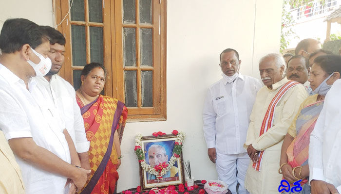 సారంగపాణి కుటుంబాన్ని పరామర్శించిన హర్యానా గవర్నర్ సారంగపాణి కుటుంబాన్ని పరామర్శించిన హర్యానా గవర్నర్