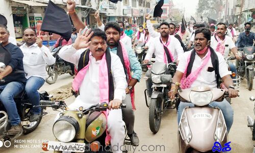 ప్రధాని దిష్టిబొమ్మను తన్నుకుంటూ కాల్చండి.. టీఆర్ఎస్ ఎమ్మెల్యే వివాదాస్పద వ్యాఖ్యలు