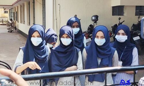 కర్ణాటక రాష్ట్రంలో రగులుతోన్న హిజాబ్ వివాదం!