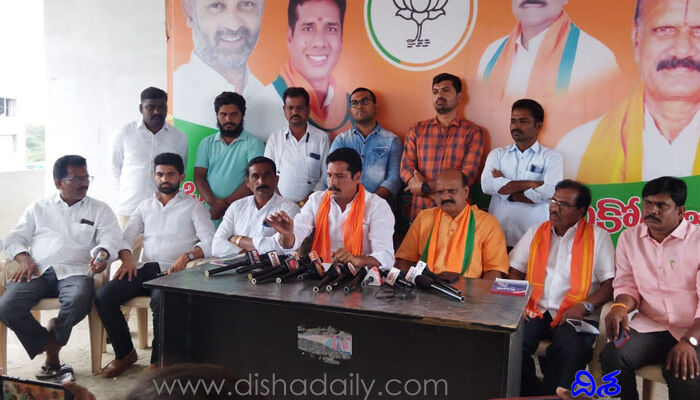కాంగ్రెస్, టీఆర్ఎస్ కలిసి డ్రామాలు ఆడుతున్నాయి.. బీజేపీ కాంగ్రెస్, టీఆర్ఎస్ కలిసి డ్రామాలు ఆడుతున్నాయి.. బీజేపీ