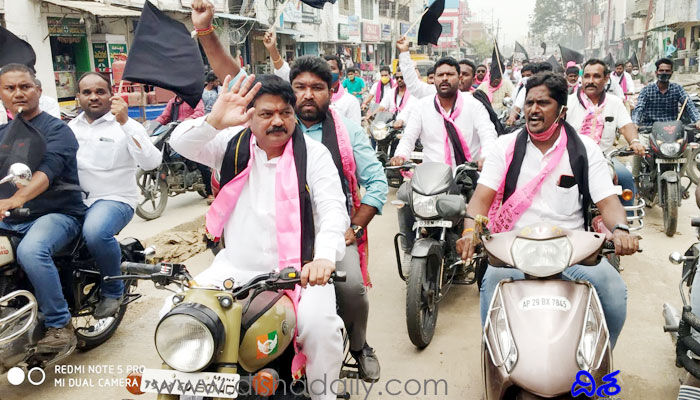 ప్రధాని దిష్టిబొమ్మను తన్నుకుంటూ కాల్చండి.. టీఆర్ఎస్ ఎమ్మెల్యే వివాదాస్పద వ్యాఖ్యలు ప్రధాని దిష్టిబొమ్మను తన్నుకుంటూ కాల్చండి.. టీఆర్ఎస్ ఎమ్మెల్యే వివాదాస్పద వ్యాఖ్యలు