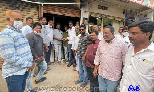 టైలర్‌ కోసం విళారాలు.. కలిసి సేకరించిన కాలనీ వాసులు