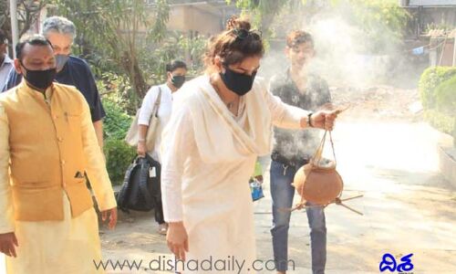 తండ్రి దహన సంస్కారాలు చేసిన నటి.. వీడియో వైరల్