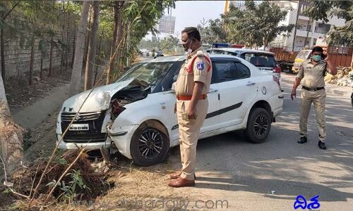 లిఫ్ట్ అడిగిన విద్యార్థికి ఊహించని షాక్ ఇచ్చిన దుండగులు.. ఒక్కసారిగా కారు డోర్ లాక్ చేసి