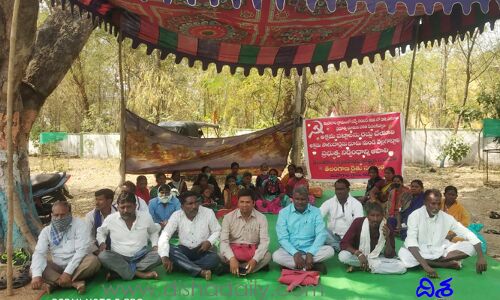 మా భూమిని మాకు ఇప్పించండి అంటూ.. తహశీల్దార్ ఆఫీస్ ఎదుట నిరసన