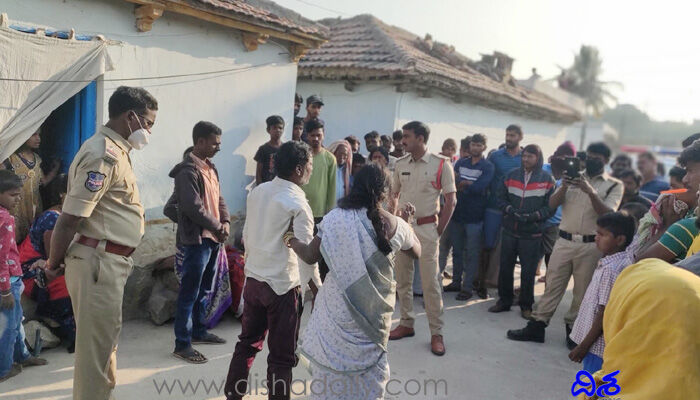 అలా చేస్తున్నారని దంపతులపై దాడి! అలా చేస్తున్నారని దంపతులపై దాడి!