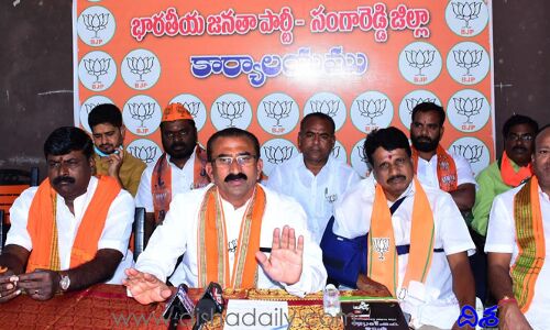 సీఎం కేసీఆర్ క్షమాపణ చెప్పాలి: బీజేపీ లీడర్