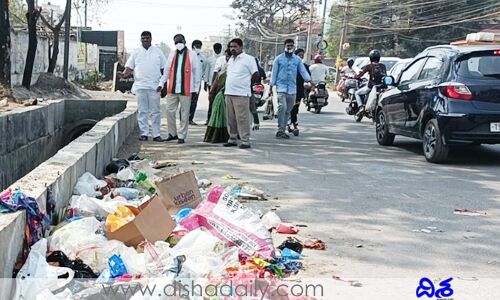 ప్రజాధనాన్ని దుర్వినియోగం చేస్తున్న టీఆర్ఎస్ సర్కార్: గజ్జల యోగానంద్