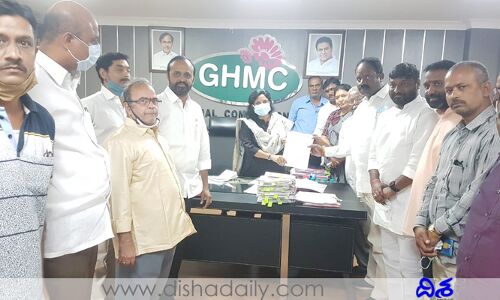 పార్క్ క‌బ్జాదారుల‌పై చ‌ర్యలు తీసుకోవాలి: బీజేపీ నేత‌ల డిమాండ్