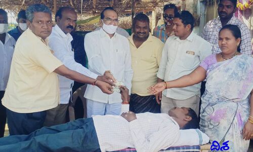 సర్పంచ్‌కు ఎమ్మెల్యే ఆర్థిక సహాయం.. ఎంతంటే..