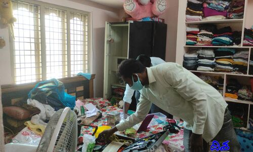 పలు ఇళ్లలో చోరీ.. దర్యాప్తు ప్రారంభించిన పోలీసులు