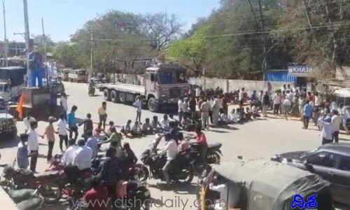 డబ్బులు ఇస్తే కాలేజీకి రాకపోయినా పాస్ చేస్తాం..